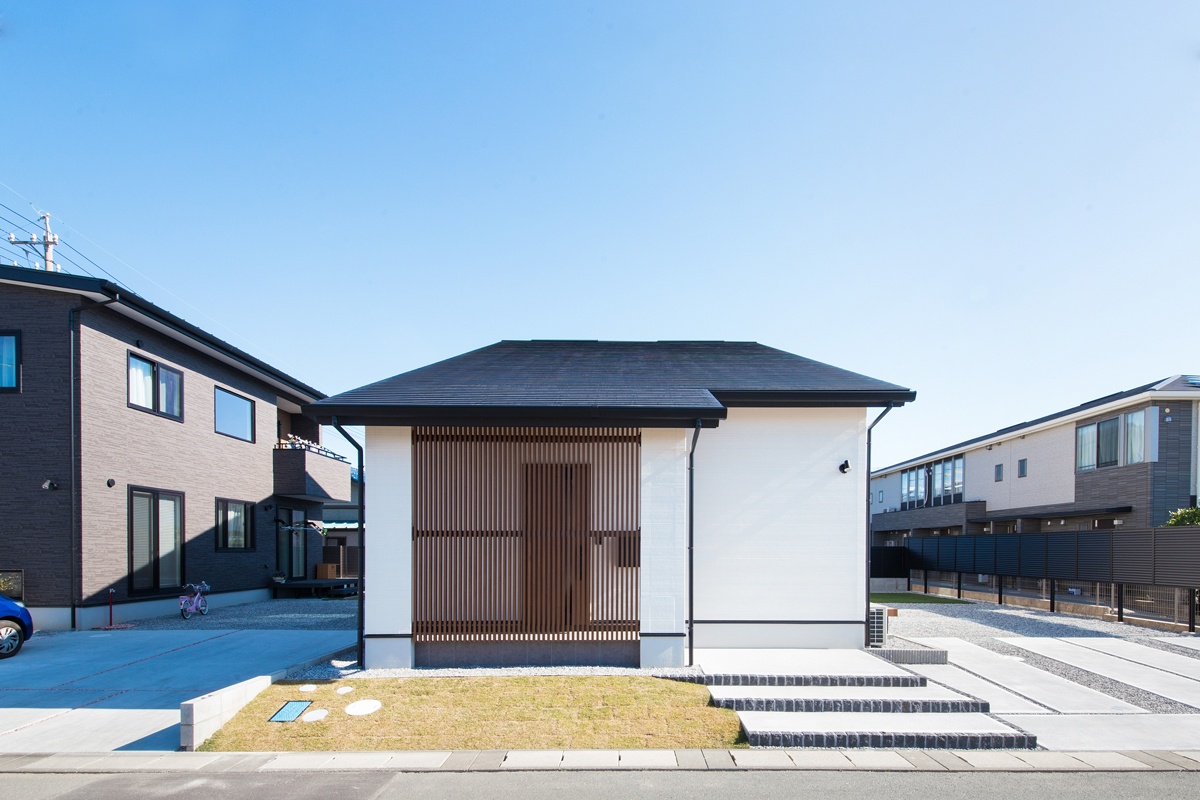 木製ルーバーが個性的な平屋の外観