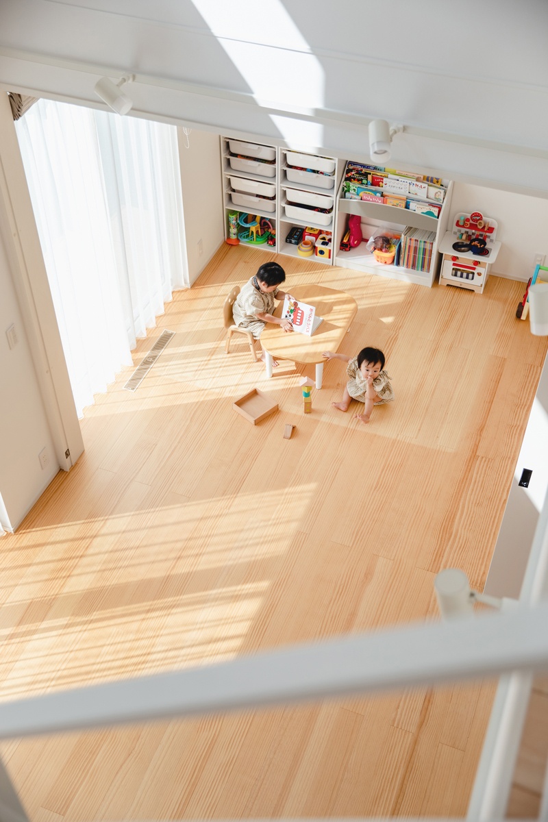 陽だまりの中で遊ぶ子どもたち