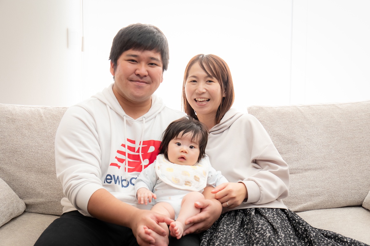 リビングで寛ぐ家族