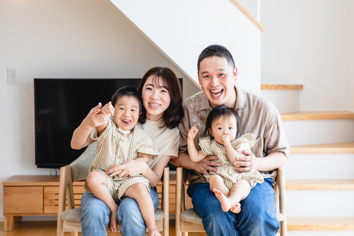 笑顔があふれる家族の団らん
