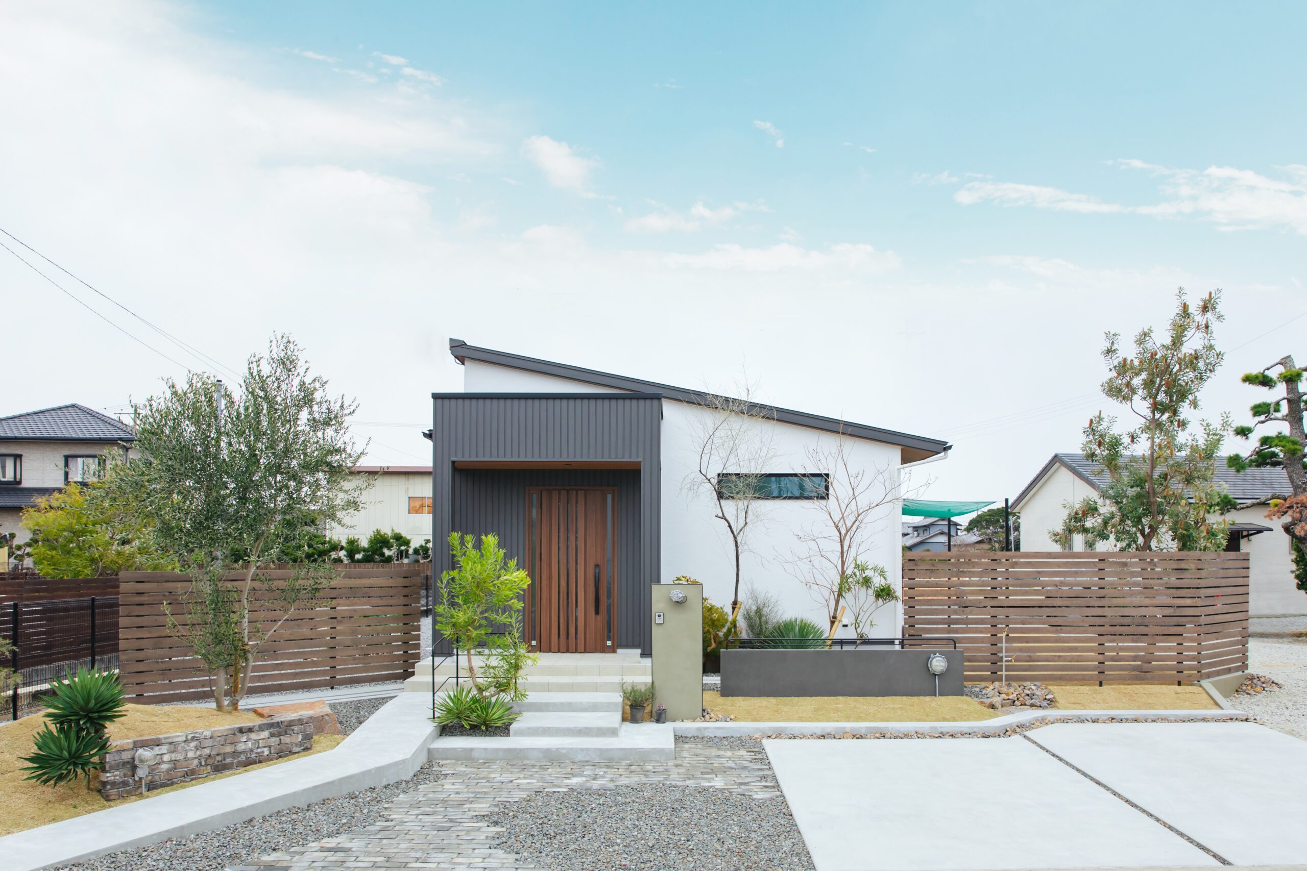 木製ドアが印象的な平屋の外観