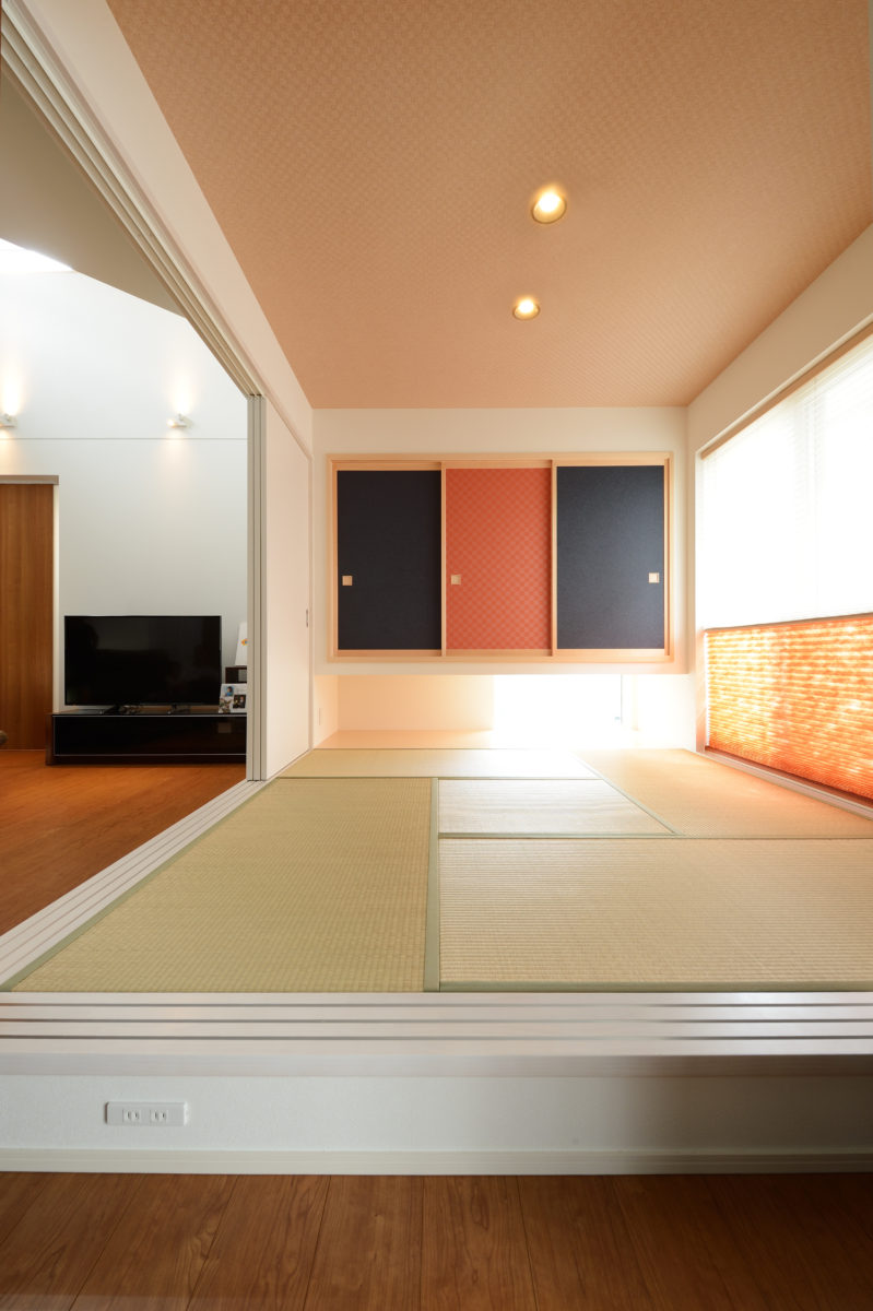 個性的な建具が並ぶ和室