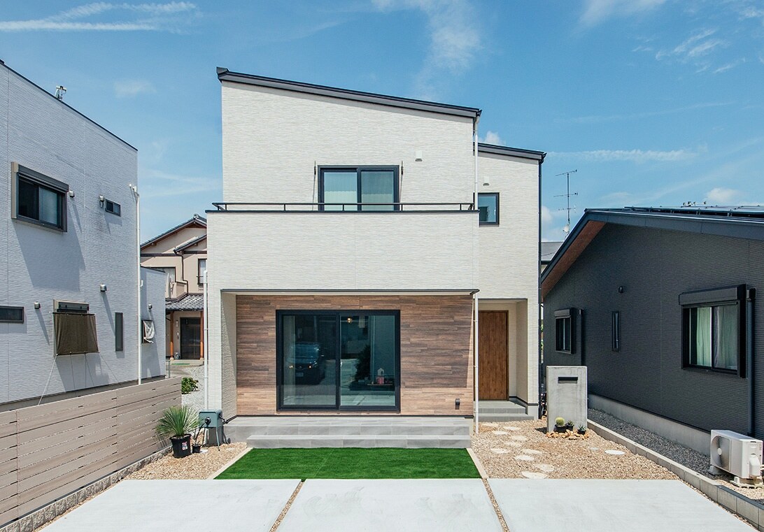 白と木目を組み合わせたデザイン住宅の外観
