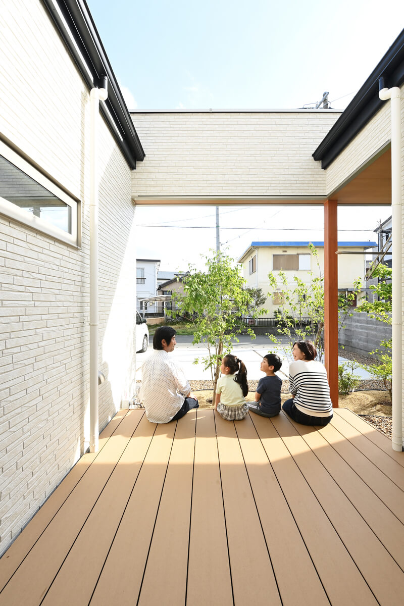 テラスで過ごす家族のひととき
