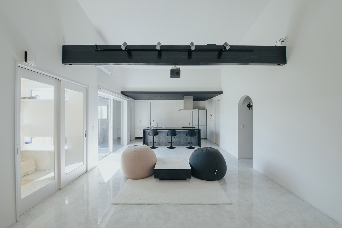 アーチ型の建具が個性的なリビング