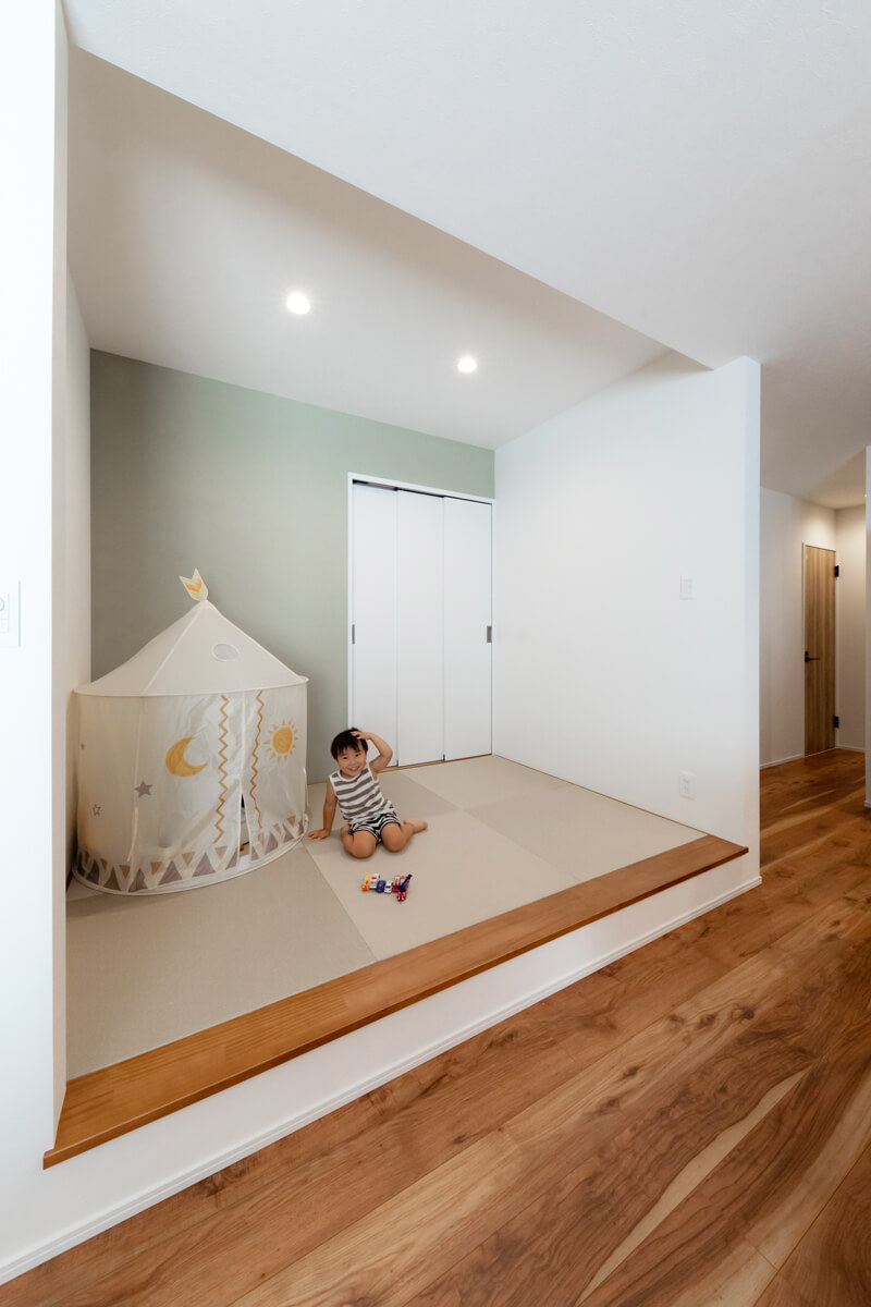 子ども用テントを置いた遊び心のある部屋