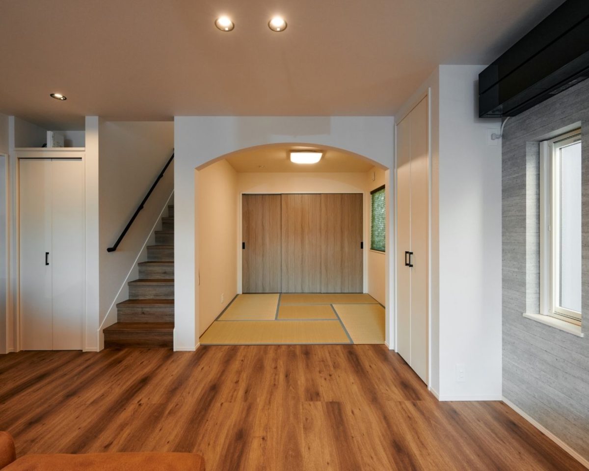 アーチ型の建具がある玄関ホール