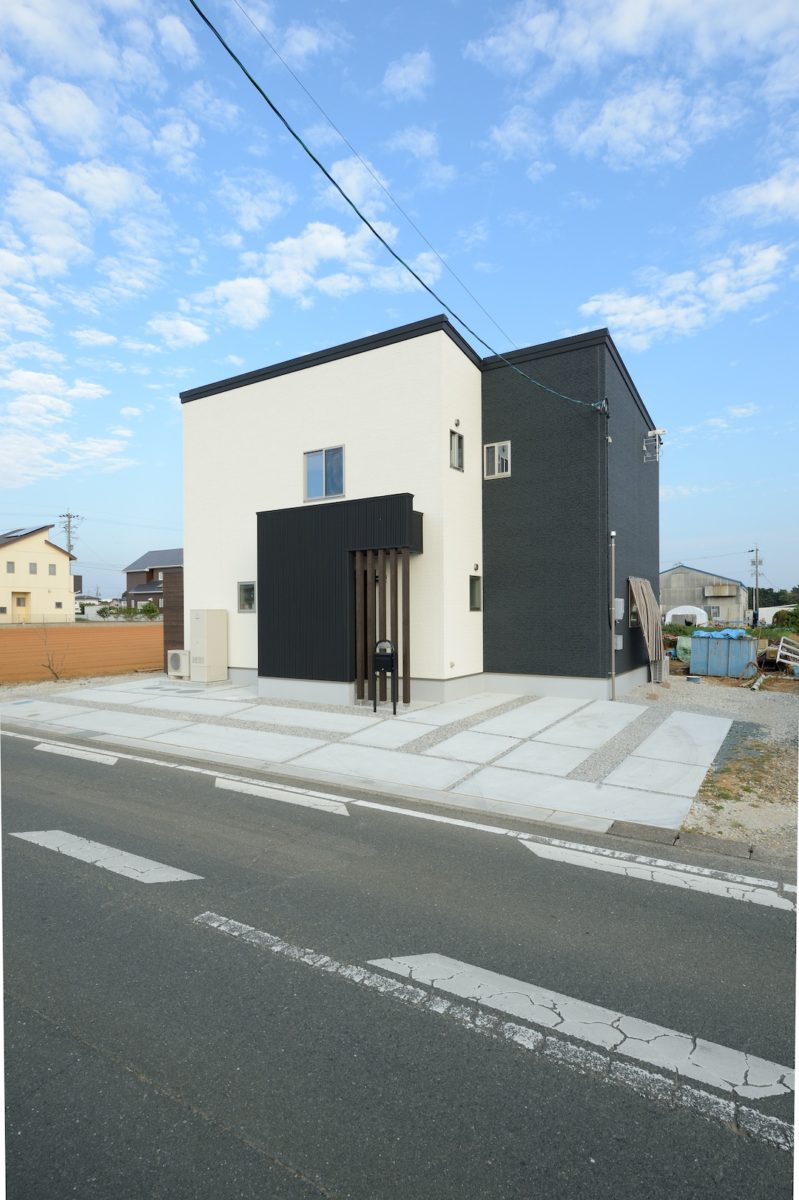 ダークとホワイトのツートン外観